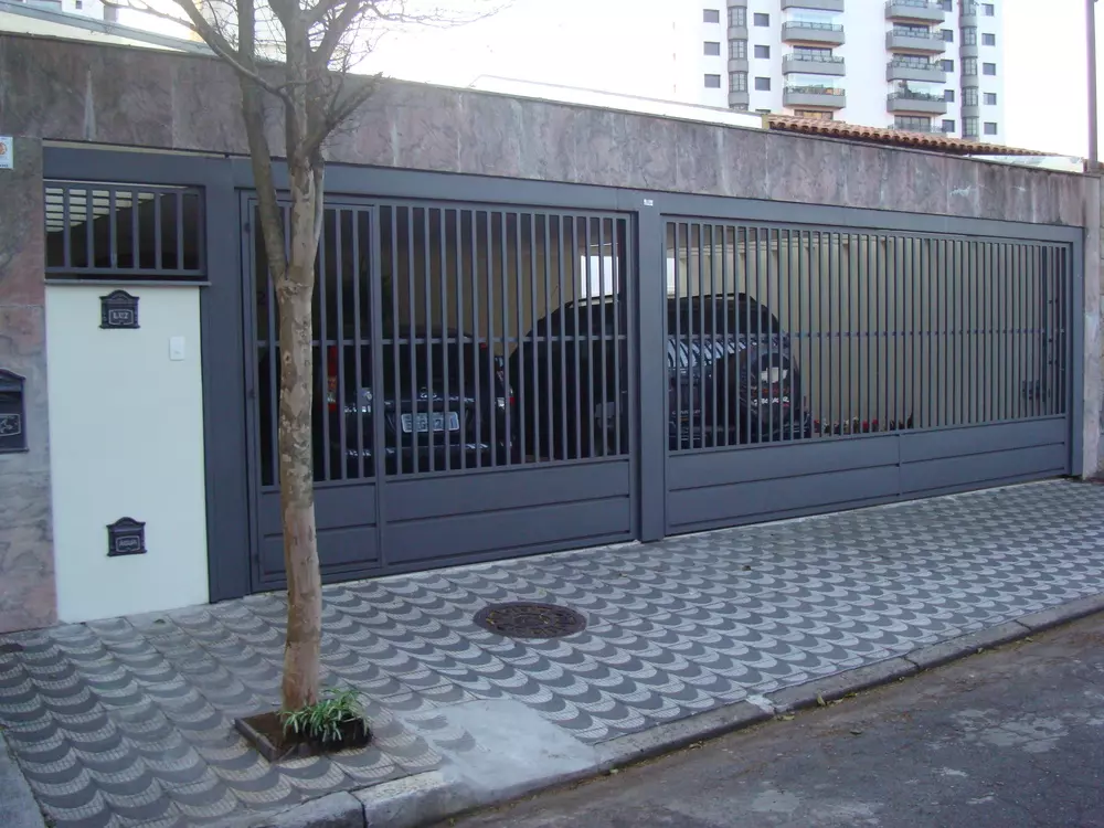 Portão deslizante cinza em residência