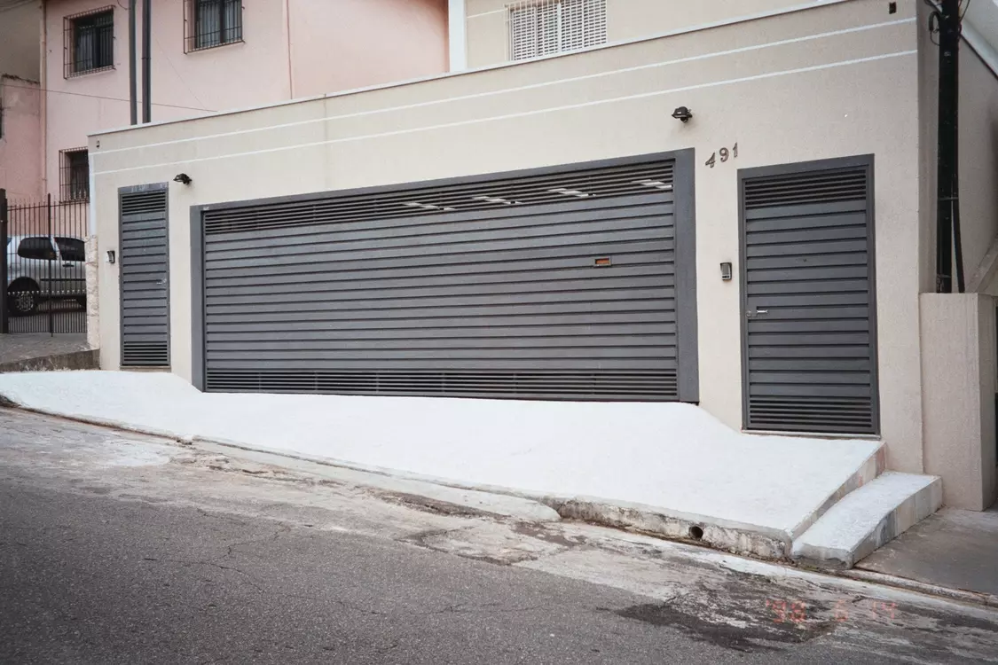 Portão automático de chapa horizontal escura